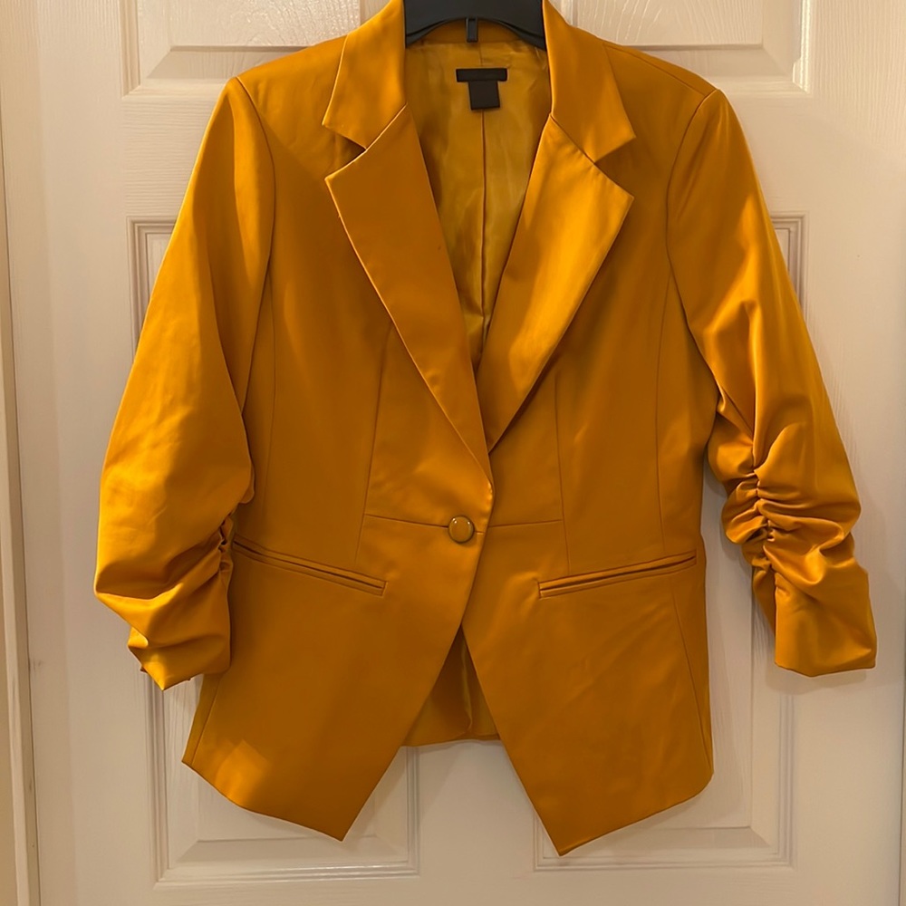 Nue options size 8 golden yellow suit jacket
